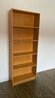 Knihovna / regál – hodně prostoru