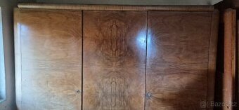 Šatní skříň z 50.let min.stol.,dýha, ořech, velmi dobrý stav