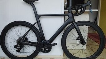 silniční karbonové kolo s elektronickým řazením