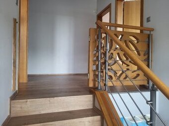 Nastavitelná dětská zábrana na schodiště z masivu