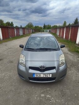 Toyota Yaris stříbrná z roku 2010