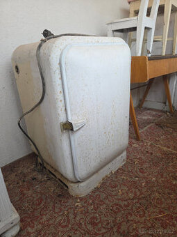 Prodám historická lednice Elektrosvit z roku 1957