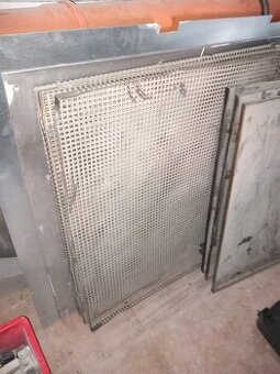Nerezové síta a plata na vozík do udírny