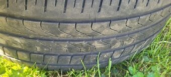 Prodám 2ks letní gumy pirelli 235/45/r20 pekný dezén