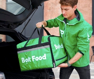 Kurýr BOLT FOOD ve městě ZLÍN