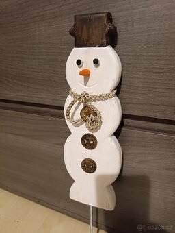 Dřevěný sněhulák 28,5 cm - zahradní zápich z borovice