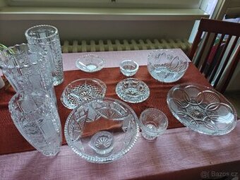 Prodám křišťálovou sadu a růžový porcelán.