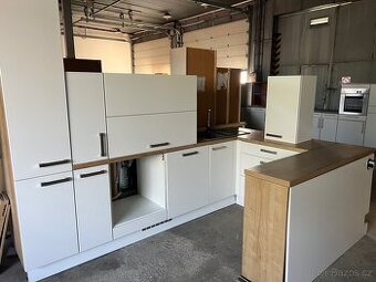 Sněhobílá kuchyn se spotřebiči