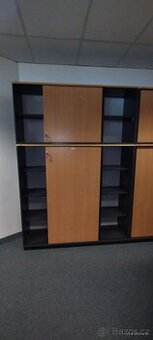 Kancelářské skříně, stoly Neudörfler , věšáky Ton