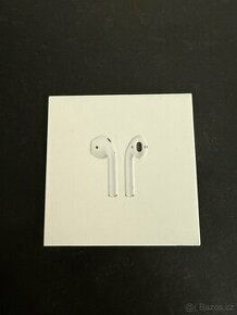 AirPods s lightning nabíjecím pouzdrem