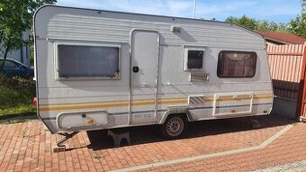 Karavan Knaus 1000 kg, předstan