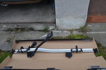 Dva střešní nosiče Thulle na kola na auto