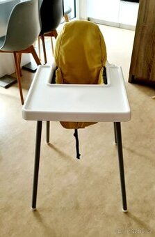 Jídelní židlička Ikea.