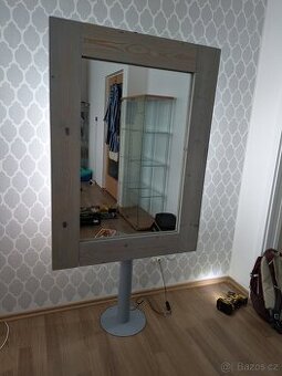 Zrcadlo s osvětlením na stojanu