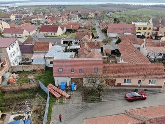 Polořadový rodinný dům v obci Šakvice, CP 304 m², garáž a...