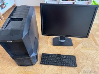Starší herní počítač s monitorem
