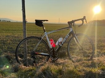 Trek Domane 4.3 (karbon, Shimano 105)
