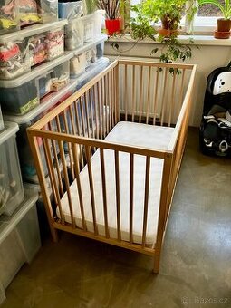 Postýlka + přebalovací pult IKEA SNIGLAR + doplňky