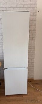 Vestavná lednice s mrazákem, záruka ještě 2 roky