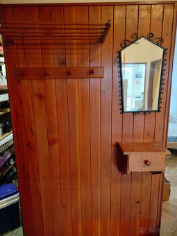 dřevěná stěna s věšáky a zrcadlem do předsíně