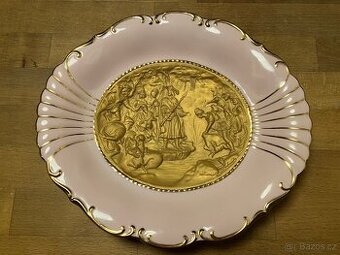 Porcelánový talíř se zlatým reliéfem