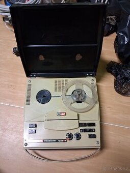 Retro starý páskový magnetofon