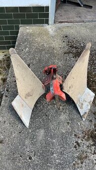 Oboustranný pluh vari