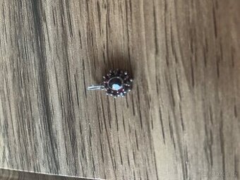 Nový přívsek český granát