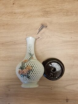 Exkluzivní bílá porcelánová váza s prolamovaným vzorem a sto