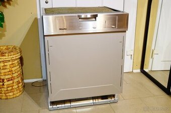 Miele myčka nerezová vestavná G 1142 SCi , tři koše