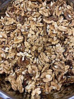 Čerstvě vyloupané vlašské ořechy