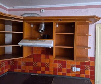 Kuchyně hnědá  , deska BOSCH, digestoř