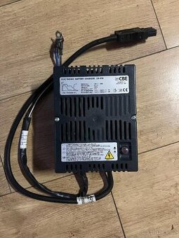 Nabíječka baterií CBE CB-516