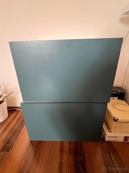 dvě skříňky na zeď