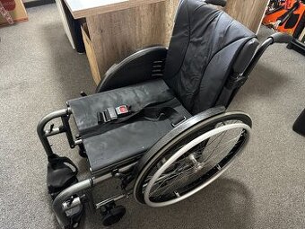 Invalidní vozík skládací - šíře sedu cca 41 - 43 cm