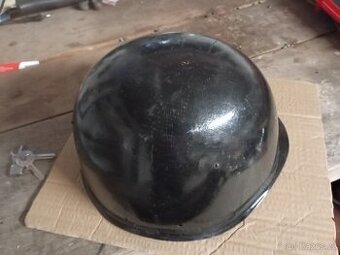 Stará plechová přilba, helma asi vojenská, hasičská.