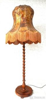 stojací lampa se stínidlem z kůže