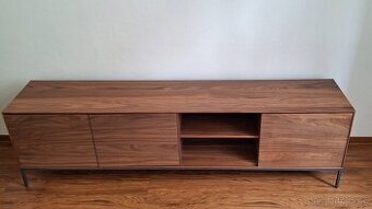 Ořechová komoda 195x40cm, Kave Home Vedrana. Velmi kvalitní