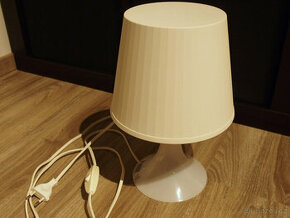 Bílá stolní lampa Ikea, plastová, včetně žárovky