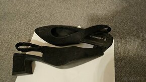 Černé semišové boty na podpatku vel 39