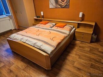 Prodám ložnici s masivními čely-postel, stolky,skříň,komoda