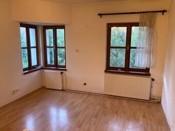 Garsonka s terasou u metra “A” Bořislavka, v RD.