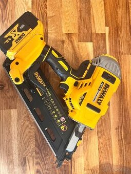 Akumulátorová hřebíkovačka DeWALT pro hřebíky 32 ~ 90 mm