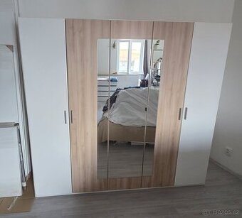 Šatní skříň