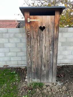 Dřevěná kadibudka