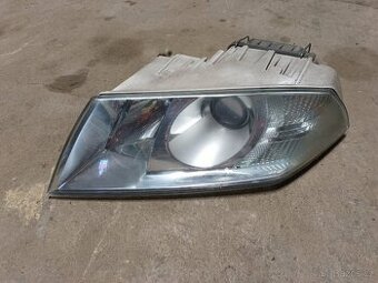 Škoda Octavia 2 - levé světlo Xenon