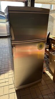 Plně funkční lednice s mrazákem