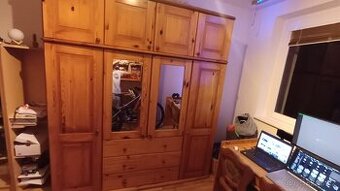 Velká skříň z masivu se zrcadly