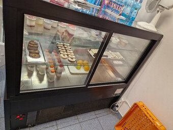 Chladící vitrína na zákusky