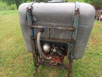 Nádrž postřikovače s HARDI čerpadlem.